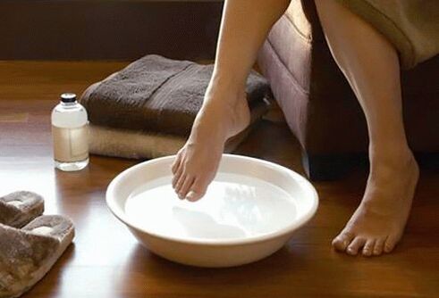 Evening joint pain does not mean disease, it can be eliminated by folk remedies, such as a hot bath